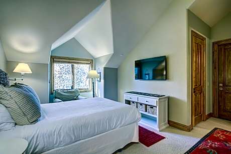 Deluxe One-Bedroom Apartment