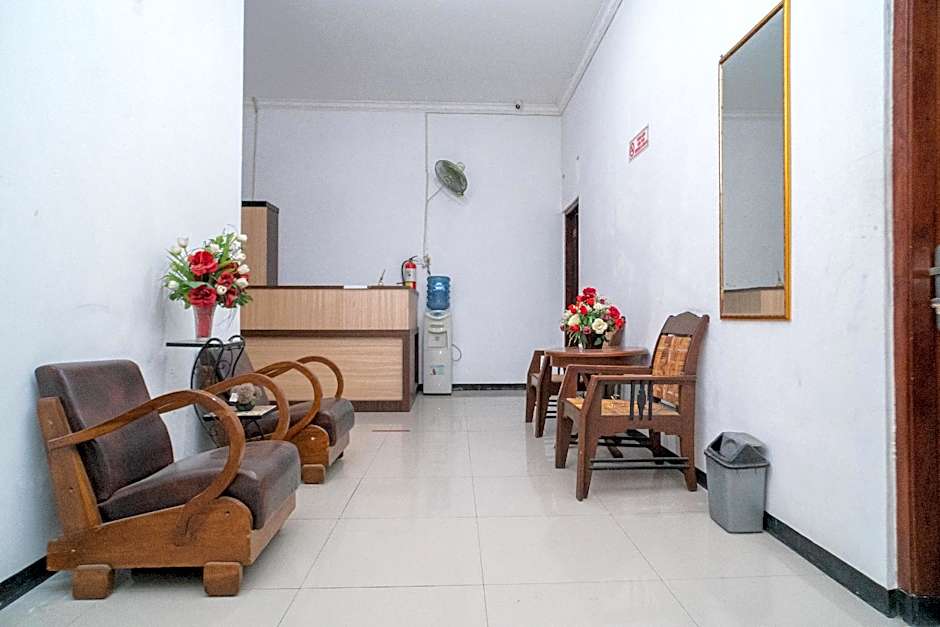 RedDoorz near Matahari Singosaren Solo