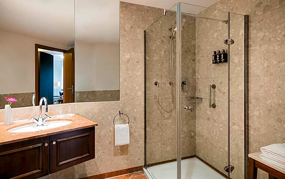 Lindner Hotel Frankfurt Main Plaza, part of JdV by Hyatt