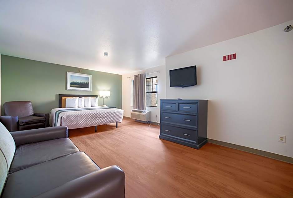 HomeTowne Studios by Red Roof St. Louis - Airport/ N Lindbergh