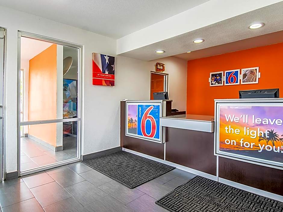 Motel 6-Bakersfield, CA - Airport
