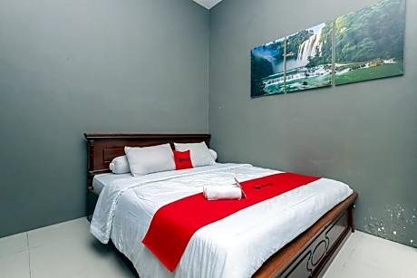 RedDoorz Syariah @ House Of Melati Kepanjen