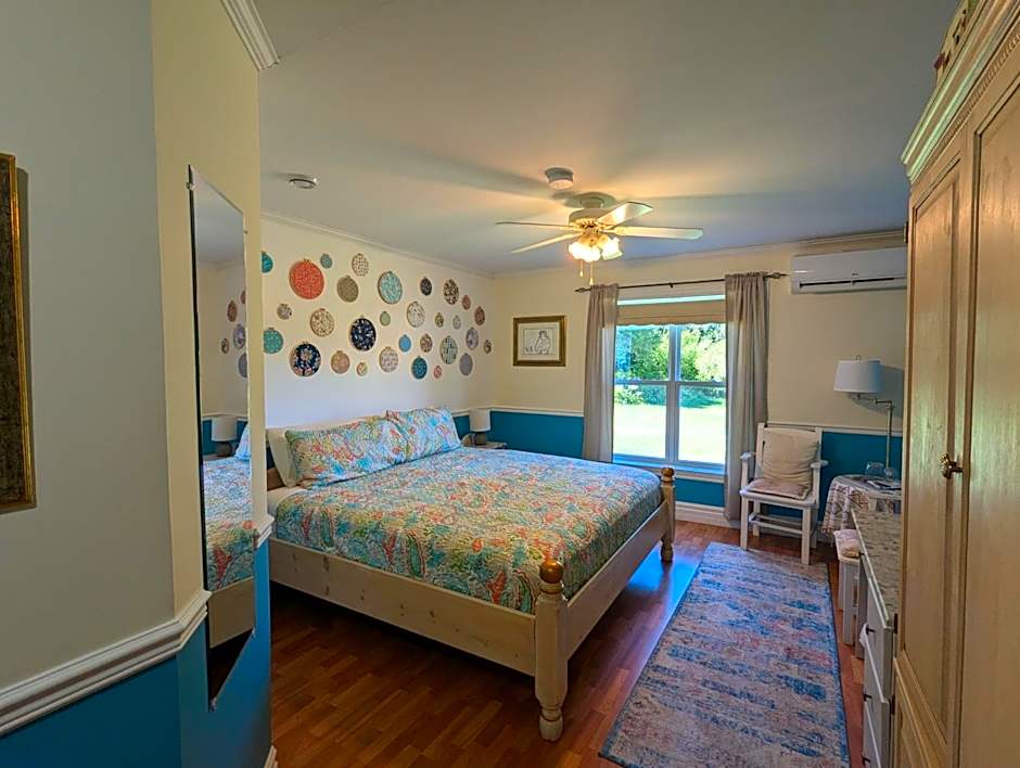 Photo 1 of 10 of Deluxe 1 King Bed