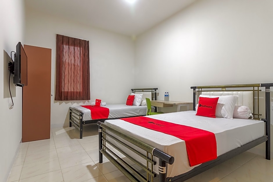 RedDoorz near AP Pettarani 3