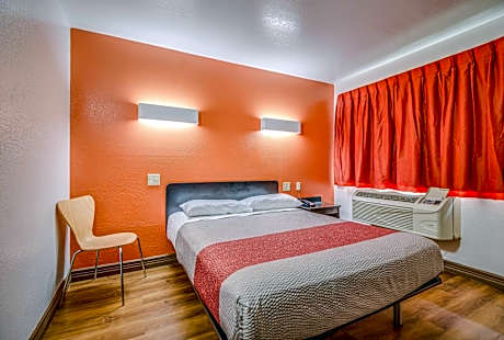 Queen Room - Disability Access - Smoking