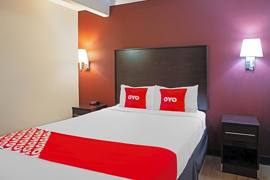 OYO Hotel McAllen Airport South - 1 mi from McAllen Medical Center