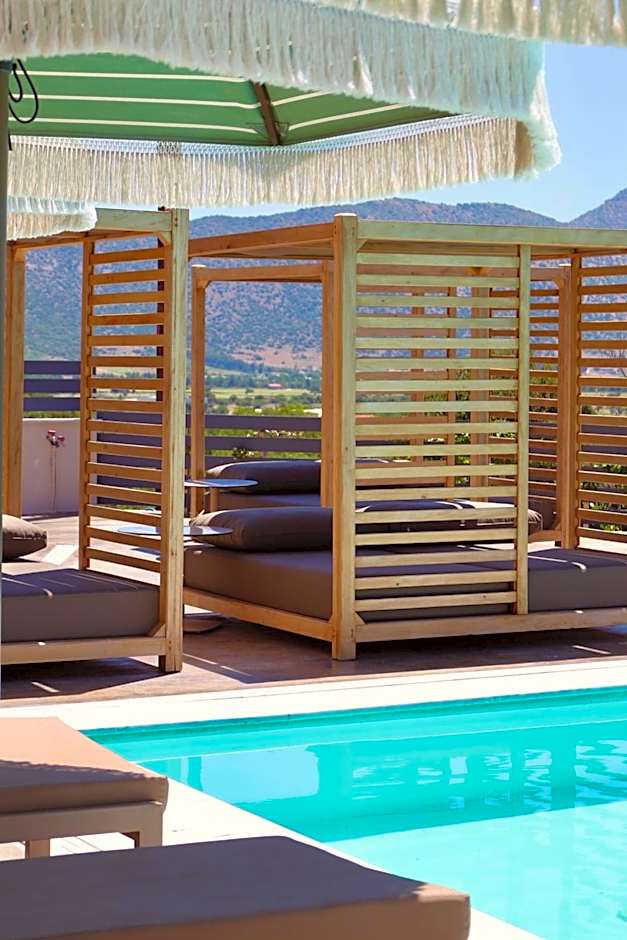 AKROTHEA suites & lounge