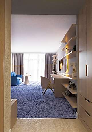 Deluxe One-Bedroom Apartment