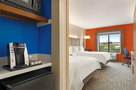 Standard Queen Room with Two Queen Beds and Mobility Accessible Tub