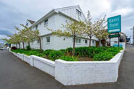 Waves Motel and Apartments