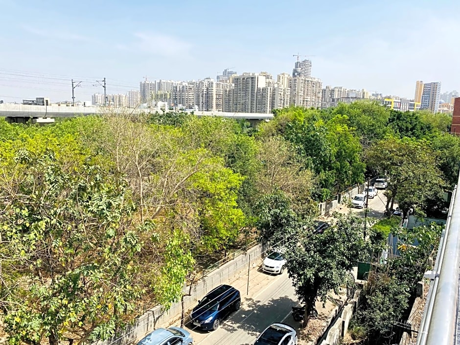 Qotel Noida 51 couple Friendly 