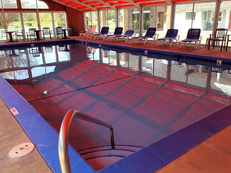 Days Inn by Wyndham Mackinaw City - Lakeview