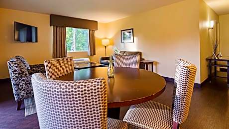 One-Bedroom King Suite with Balcony and Golf Course View