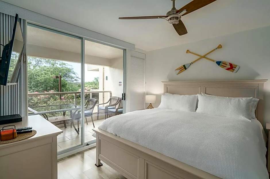 Renovated Condo - 3 Min Walk to Toes in the Sand!