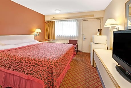 1 King Bed Non-Smoking
