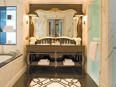 PREMIER ROOM KING BED