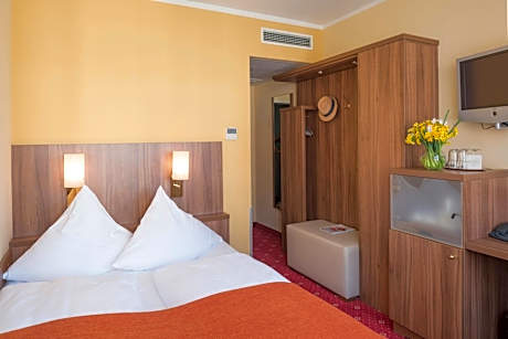 Small Queen Room with Air Conditioning