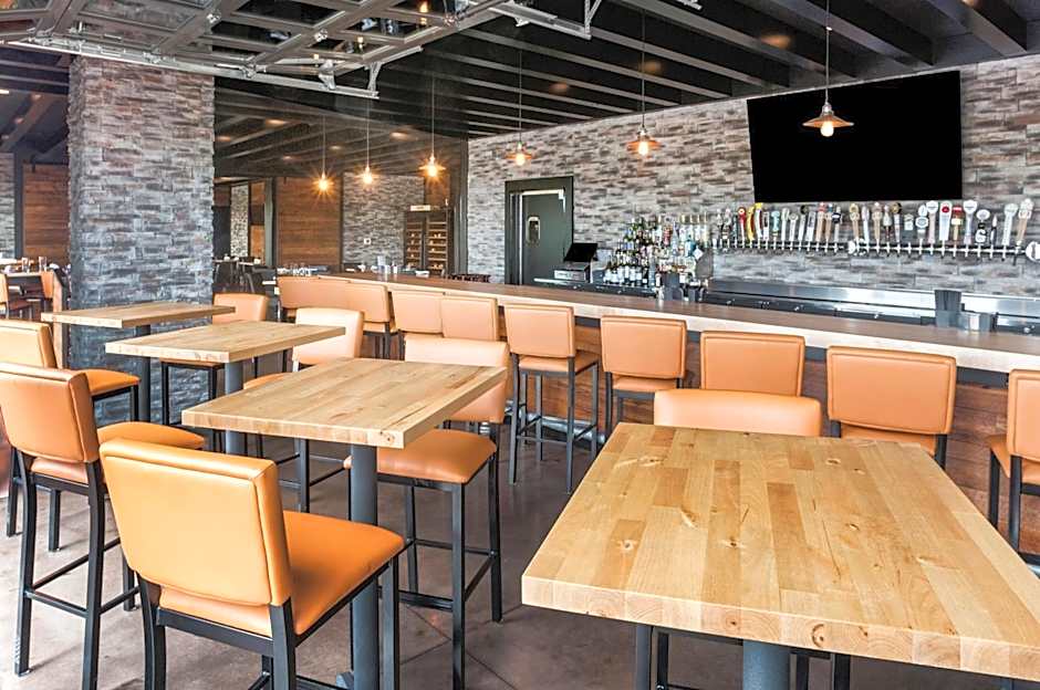 Cobblestone Hotel & Suites Appleton International Airport