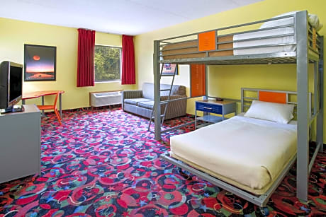 1 King Bed, 2 Bunk Beds, Family Suite, Non-Smoking