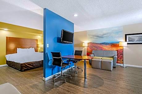 King Suite with Whirlpool - Non-Smoking