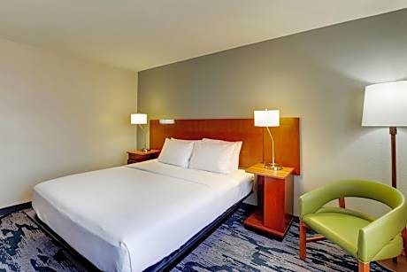 King Room with Roll-in Shower - Mobility Accessible