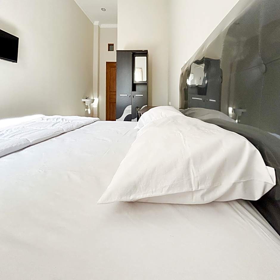 Queen Belt Mitra Reddoorz