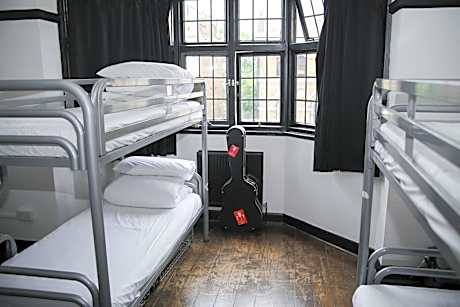 Bed in 6-Bed Mixed Dormitory Room with Shared Bathroom