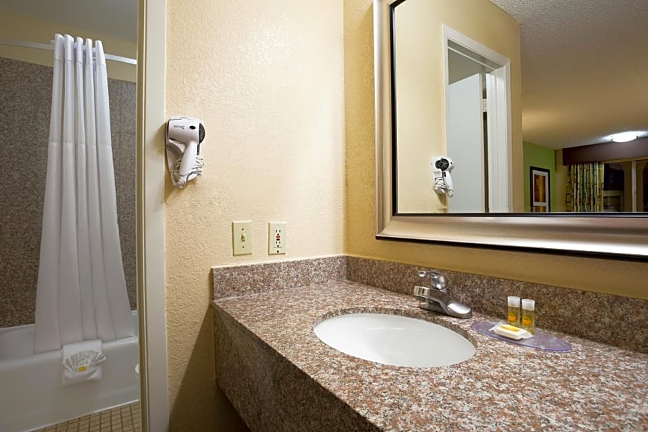 Days Inn by Wyndham Dallas Irving