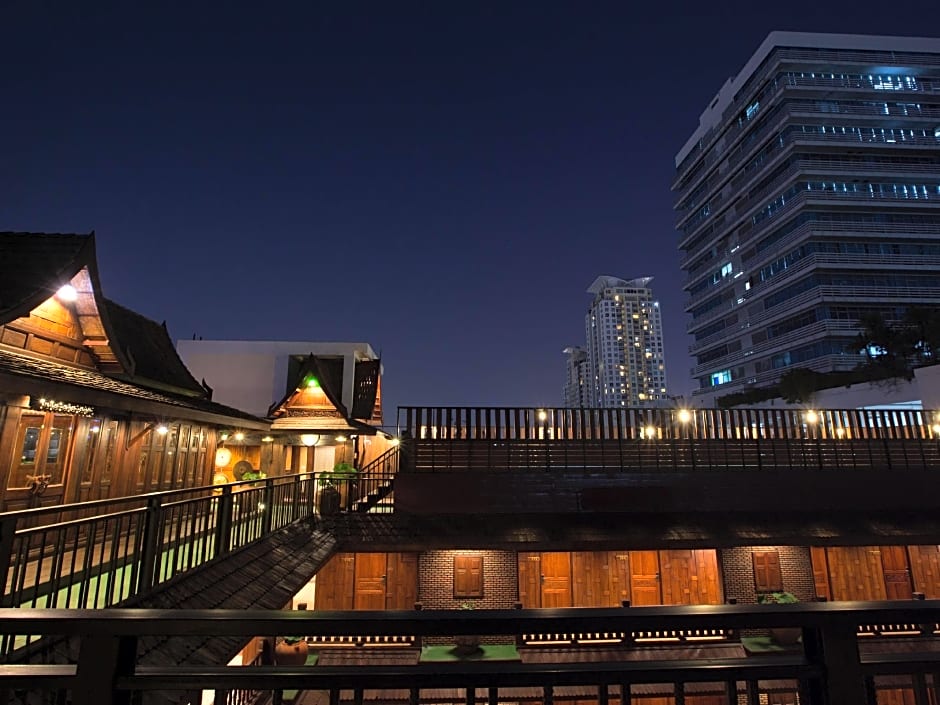 True Siam Rangnam Hotel