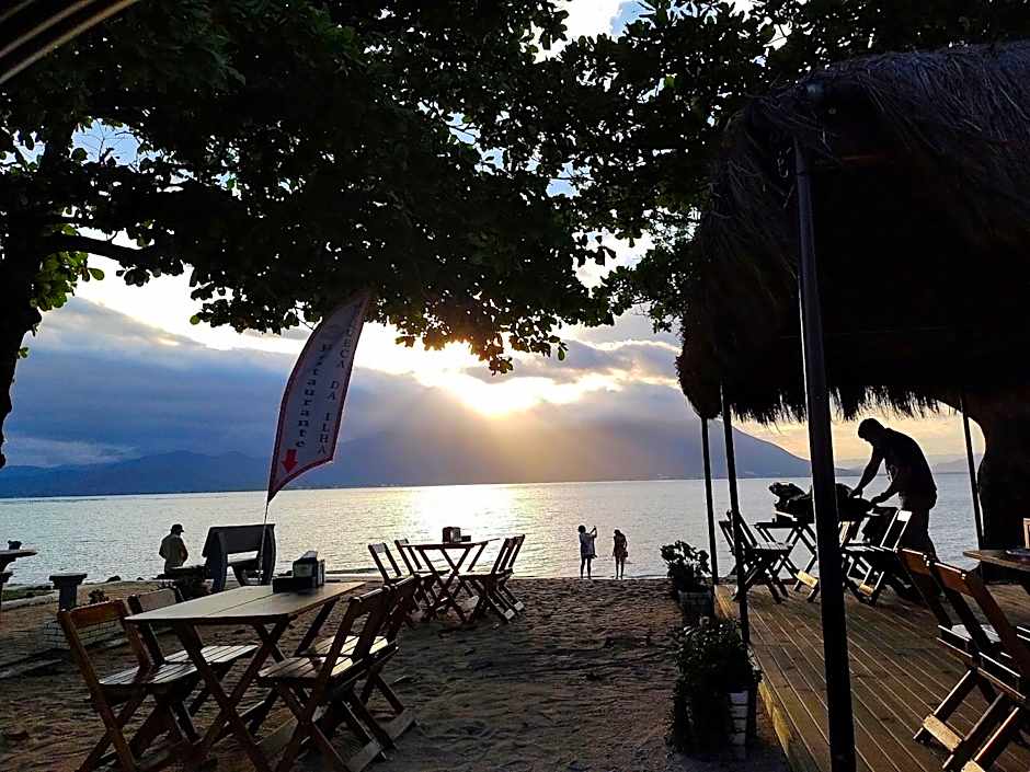 Casa pé na areia com vista especial do pôr do sol.