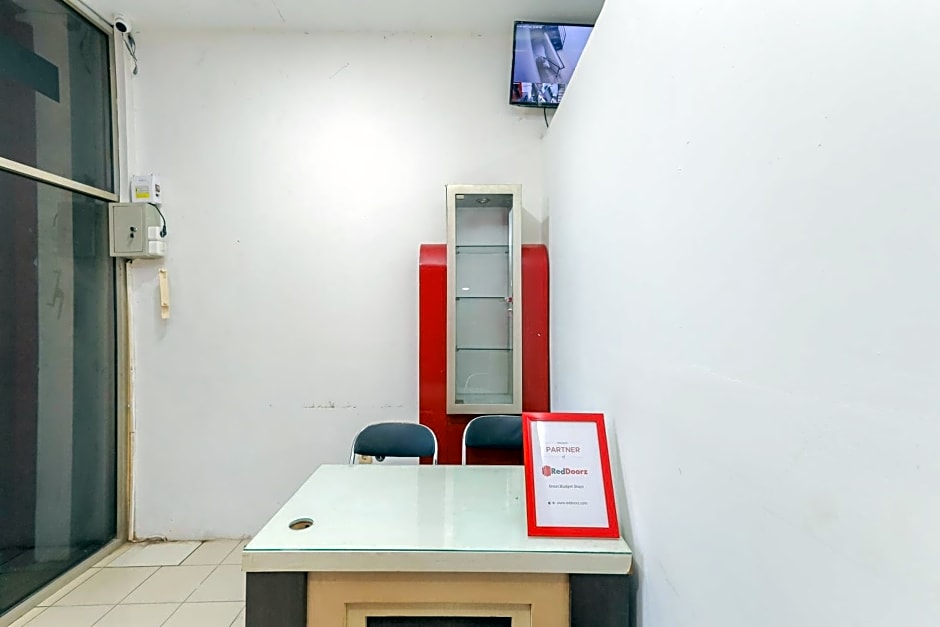 RedDoorz near Pasar Lama Serang