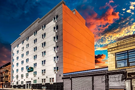 La Quinta Inn & Suites by Wyndham Brooklyn Central