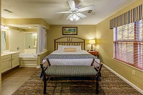 Two-Bedroom Villa Lodge 1 King 1 Queen Bed
