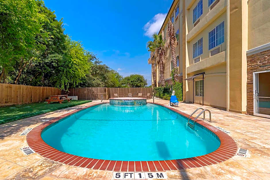 Comfort Inn & Suites Near Six Flags & Medical Center