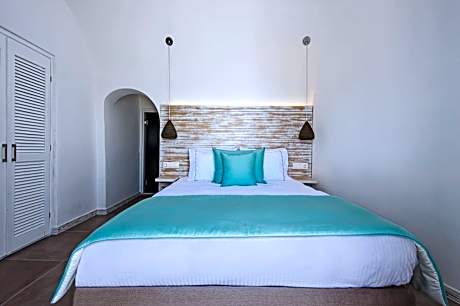 Junior Cave Suite with Caldera View