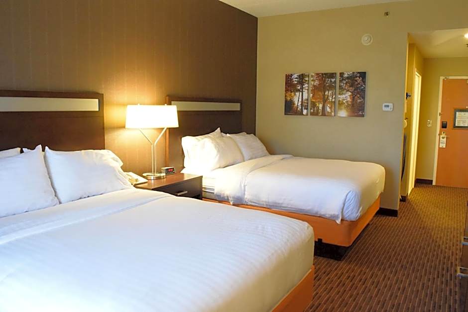 Holiday Inn Express Hotel & Suites Watertown - Thousand Islands By IHG