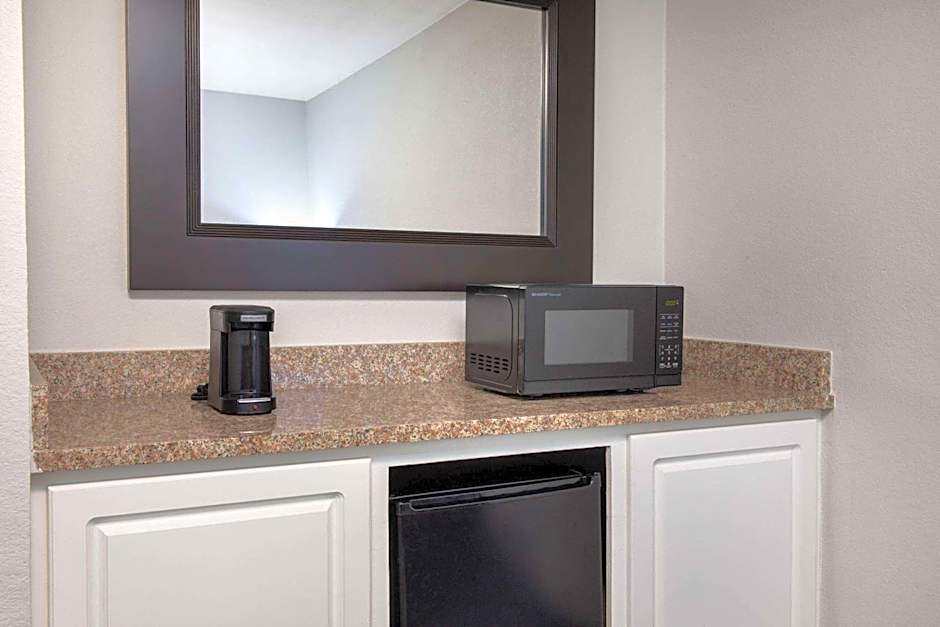 La Quinta Inn & Suites by Wyndham Atlanta Airport