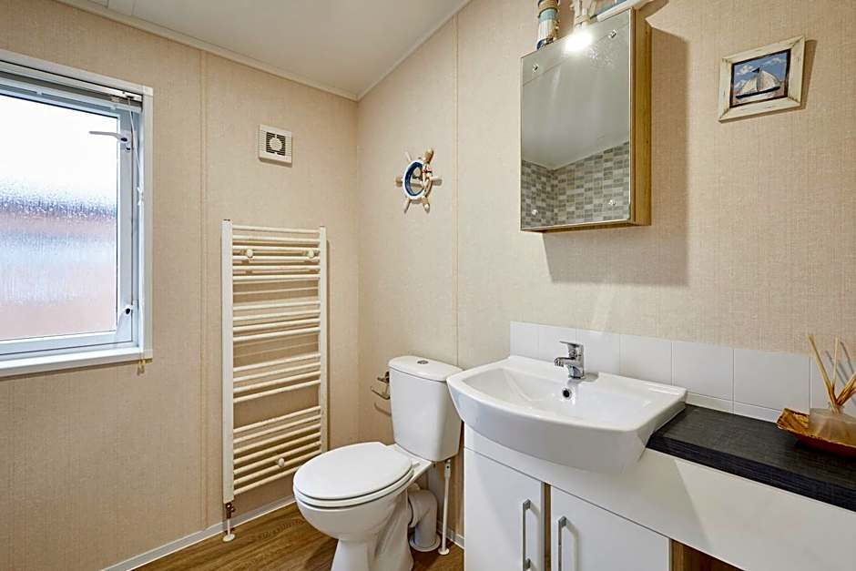 Primrose Lodge with Hot Tub