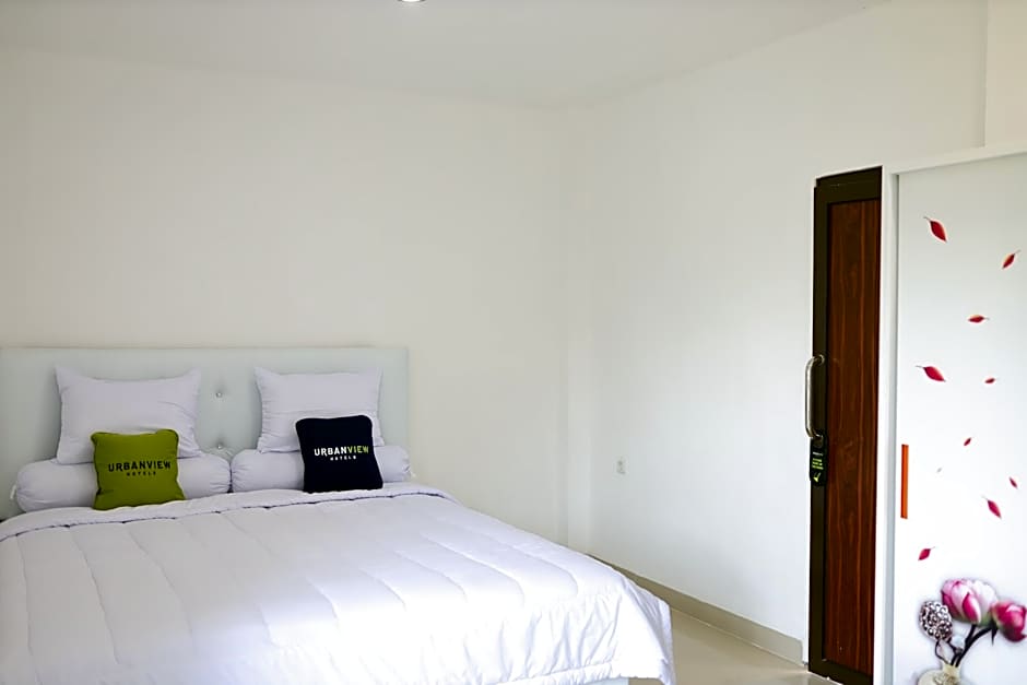 Urbanview Hotel Eropa Maros near Sultan Hasanuddin Airport by RedDoorz