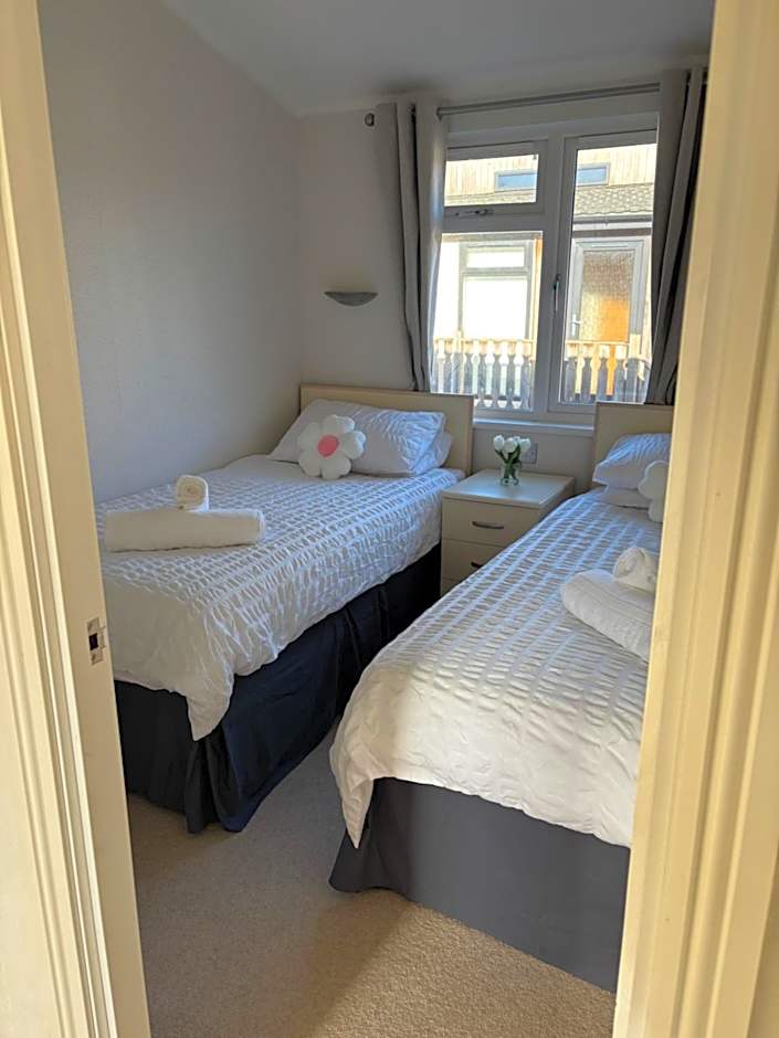 Gressingham 9 - South Lakes Leisure Village - lodge on the lake