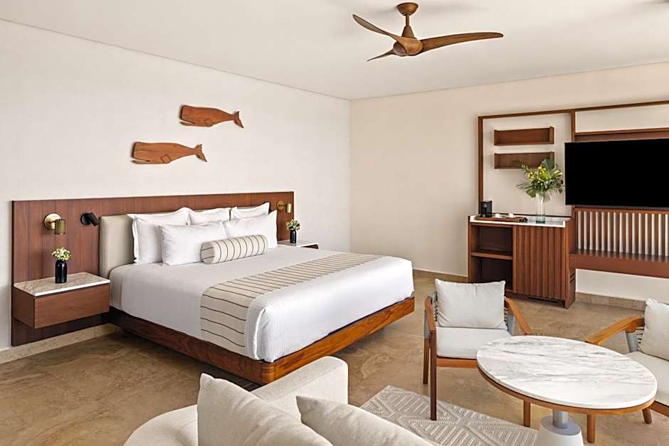 Photo 1 of 4 of Club Preferred 1 King Bed, Plunge Pool, Lagoon View, Terrace