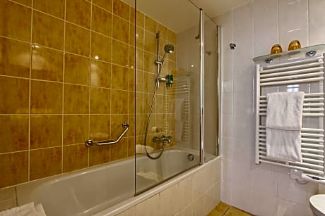 1 King Bed, Non-Smoking, Superior Room, Twin Beds On Request