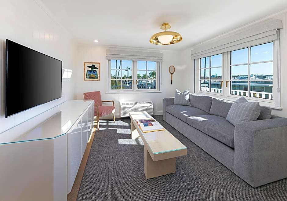 Bay Shores Peninsula Hotel