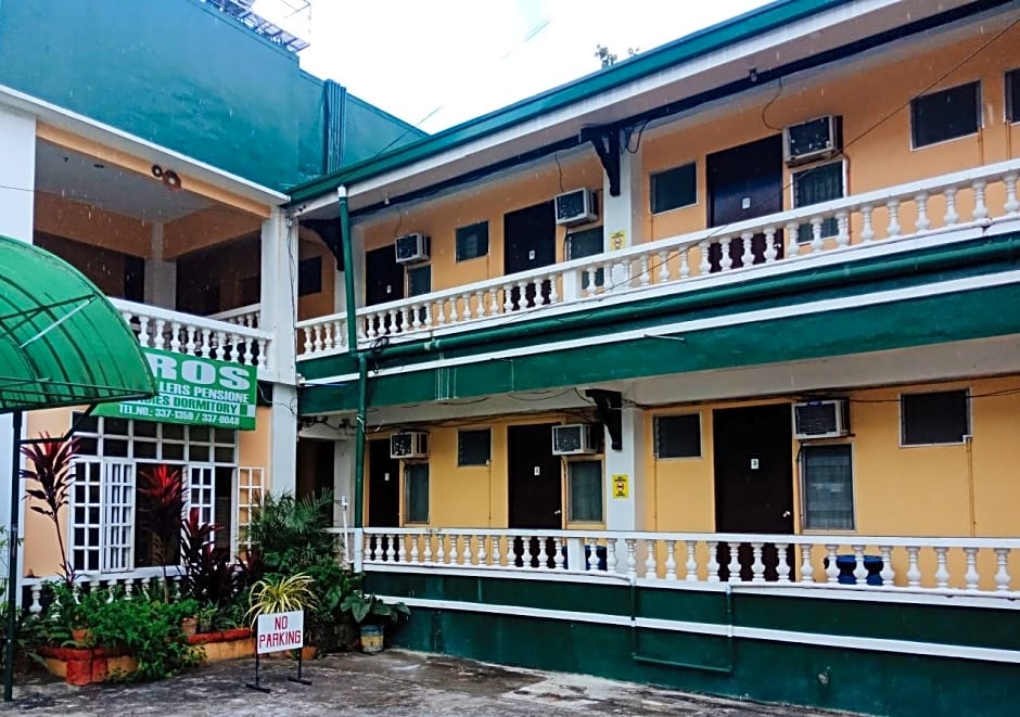 RedDoorz @ Eros Travellers Pensione