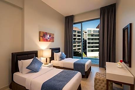 Deluxe Suite with Partial Sea View