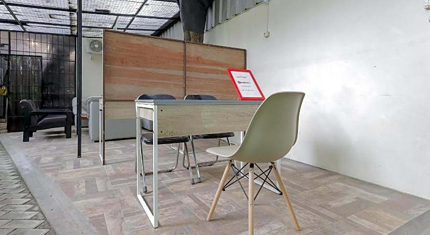 RedDoorz near RS Sari Asih Ciledug