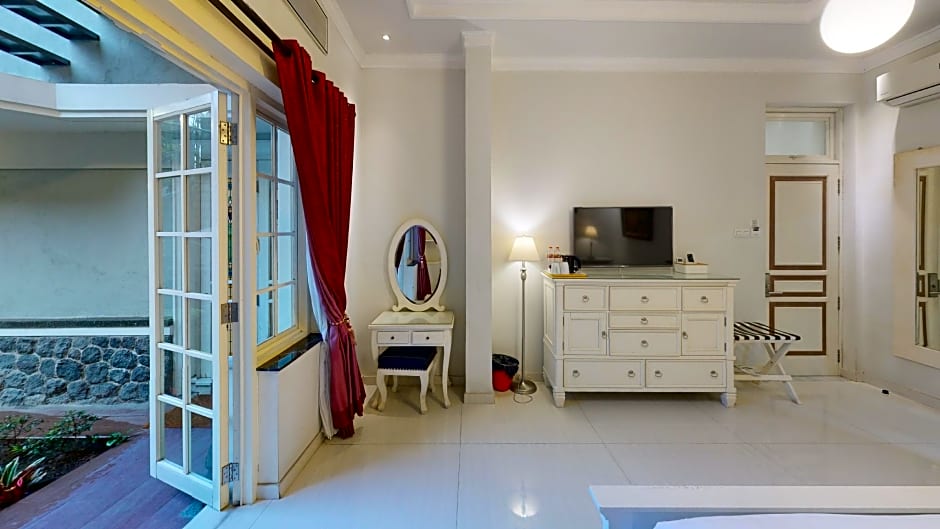 Front One Boutique Baluran Malang