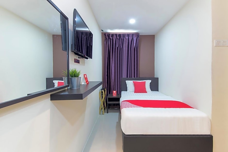 Super OYO 326 Tc Hotel