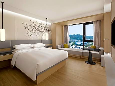 Premier King Room with Lake View