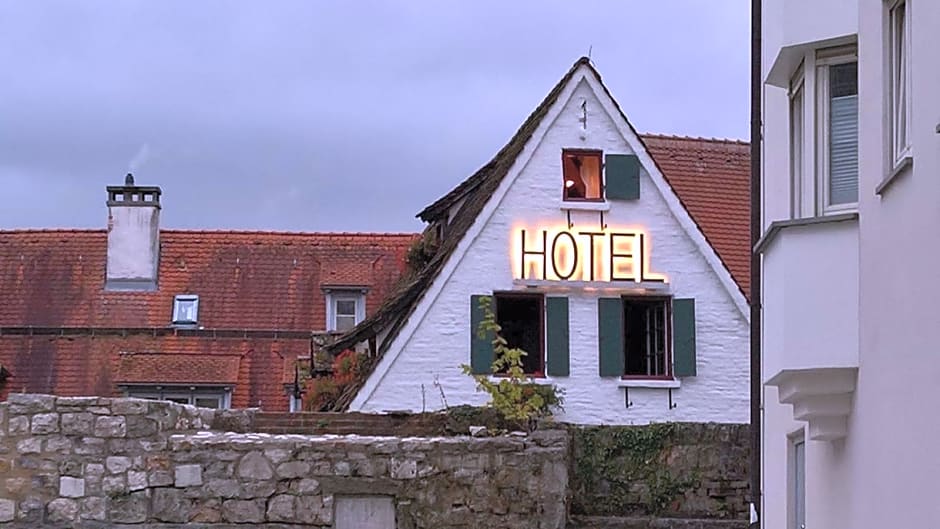 Schiefes Haus
